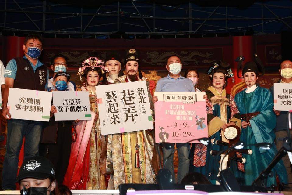 《圖說》111年新北市巷弄藝起來巡演重頭戲，「唐美雲歌仔戲團」獻演金鐘鉅作「天鵝宴」，侯友宜市長與現場來賓合影。〈文化局提供〉