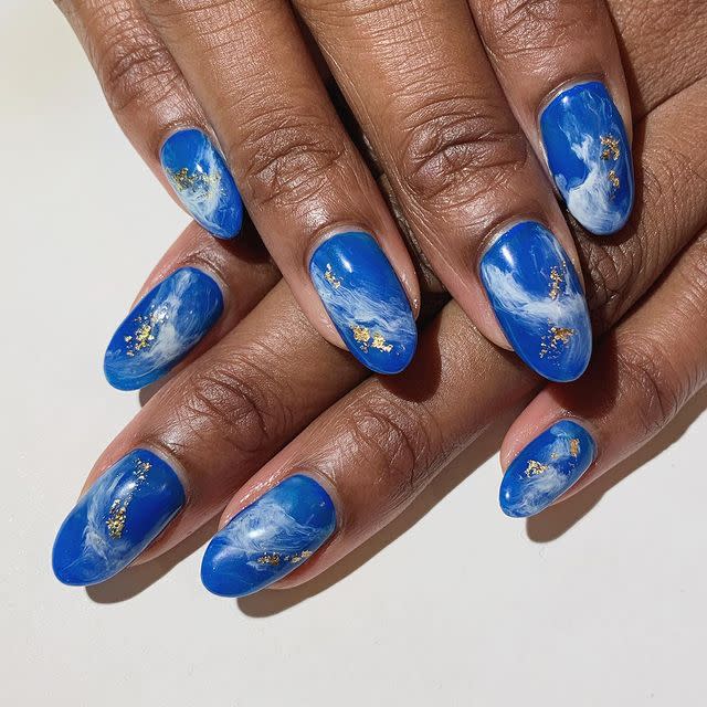 7) Blue-and-White Marble Mani