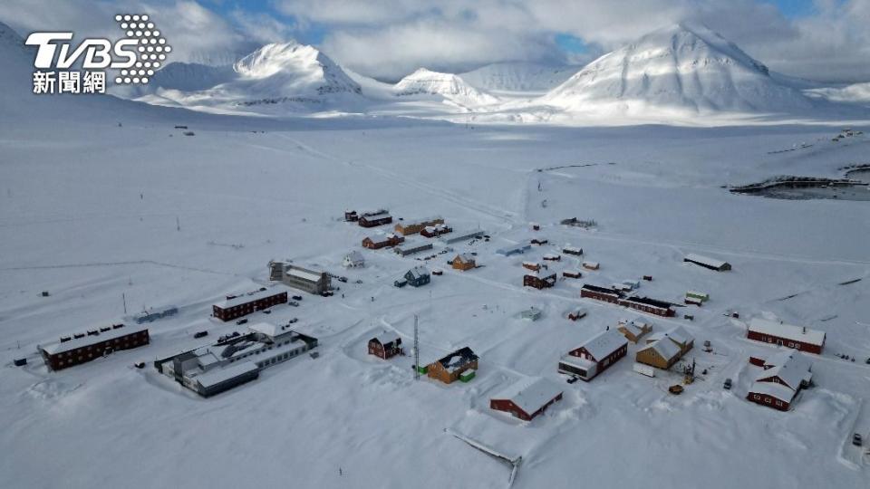 這一片建造在大雪的房屋，在過去十年間，因為永凍土融化而造成四棟房屋損壞；管理小鎮的國有企業Kings Bay SA去年也被迫關閉一間供科學家分析冰層的研究室。（圖／達志影像路透社）