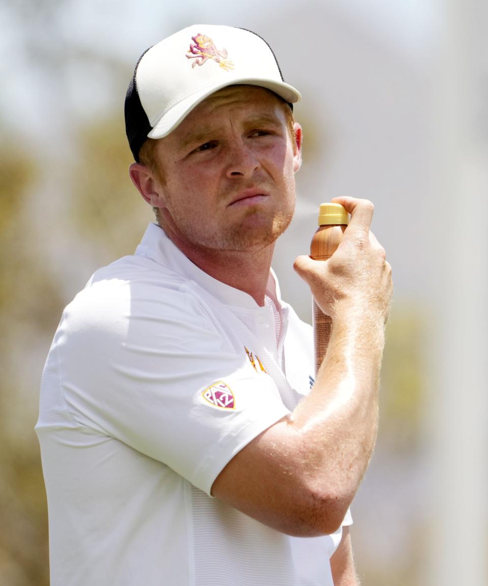 Mason Anderson del estado de Arizona se rocía protector solar en la cara en el primer tee de salida durante la primera ronda del Campeonato de golf masculino DI de la NCAA en Grayhawk Golf Club - Raptor Course en Scottsdale el 27 de mayo de 2022.