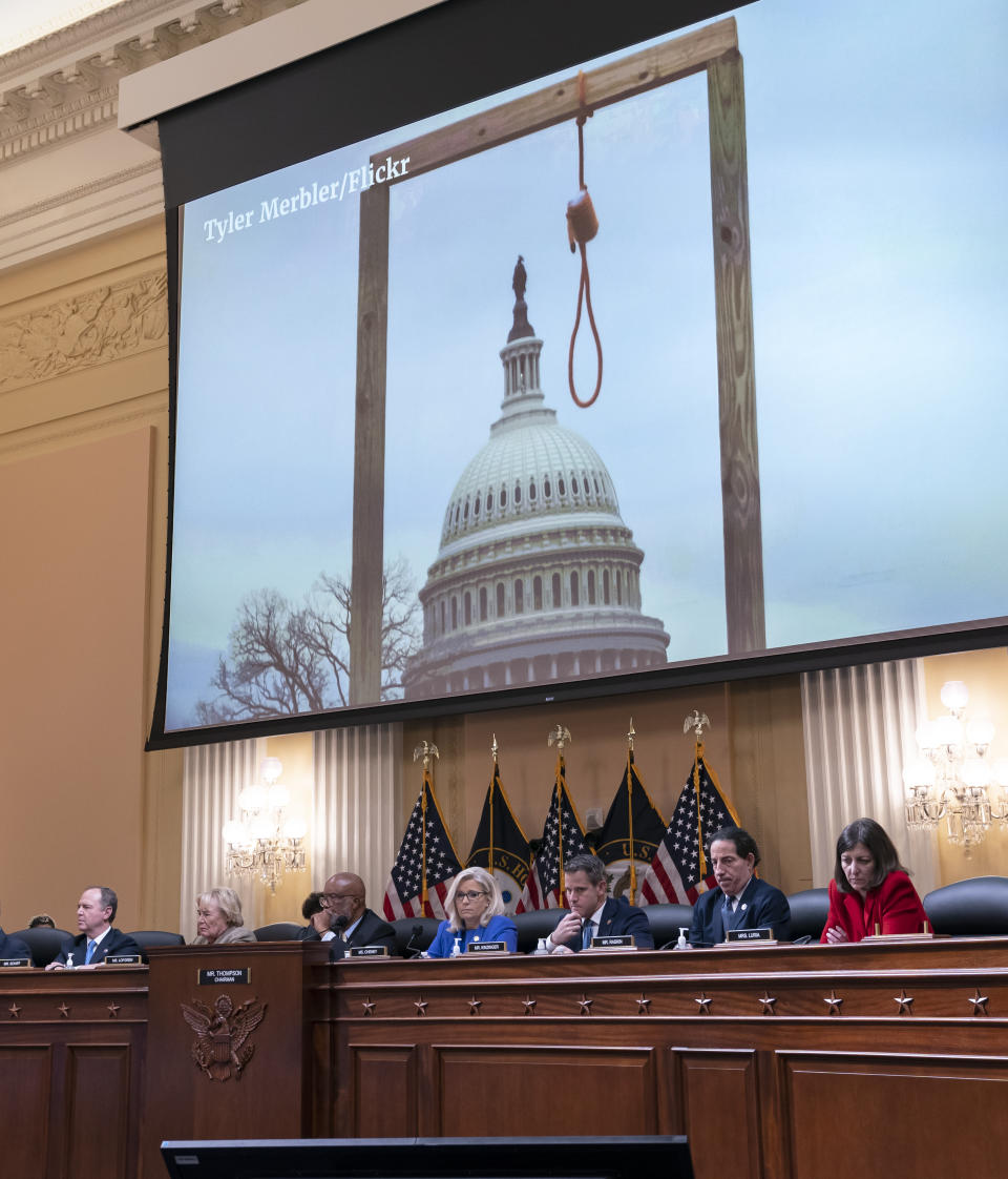 Una imagen de una horca en los terrenos del Capitolio federal el 6 de enero de 2021 es proyectada en una pantalla mientras los miembros de la comisión que investiga el asalto al edificio ese día _de izquierda a derecha Adam Schiff, por California; Zoe Lofgren, por California; Bennie Thompson, por Mississippi; Liz Cheney, por Wyoming; Adam Kinzinger, por Illinois; Jamie Raskin, por Maryland; y Elaine Luria, por Virginia_ se reúnen en la primera audiencia pública del panel, el jueves 9 de junio de 2022, en Washington. (AP Foto/J. Scott Applewhite)