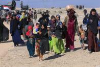 <p>Displaced Iraqis flee their homes during a battle with Islamic State militants in the district of Maamoun in western Mosul, Iraq February 23, 2017. (Alaa Al-Marjani/Reuters) </p>