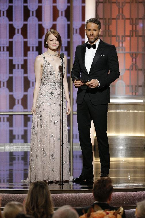 En esta imagen difundida por NBC, Emma Stone y Ryan Reynolds presentan un premio en la 74ta entrega anual de los Globos de Oro, el domingo 8 de enero del 2017 en Beverly Hills, California. (Paul Drinkwater/NBC vía AP)