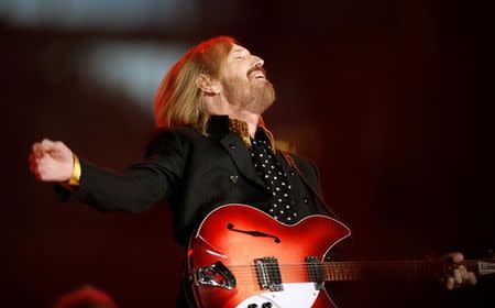 FILE PHOTO: Singer and songwriter Tom Petty performs during the half time show of the NFL's Super Bowl XLII football game between the New England Patriots and the New York Giants in Glendale, Arizona, U.S., February 3, 2008. REUTERS/Lucy Nicholson/File Photo