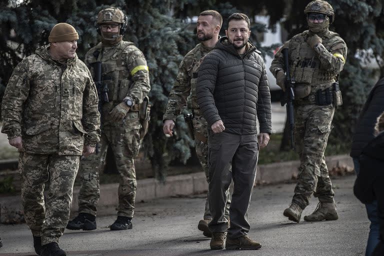 El presidente Volodimir Zelensky  en la plaza principal de Kherson, el 14 de noviembre de 2022. 