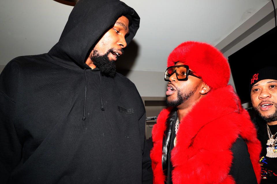 NEW YORK, NEW YORK – JANUARY 28: Kevin Durant and Cam’ron during Ma$e, Cam’ron And Jadakiss Live At The Apollo Theater on January 28, 2023 in New York City. (Photo by Johnny Nunez/WireImage)