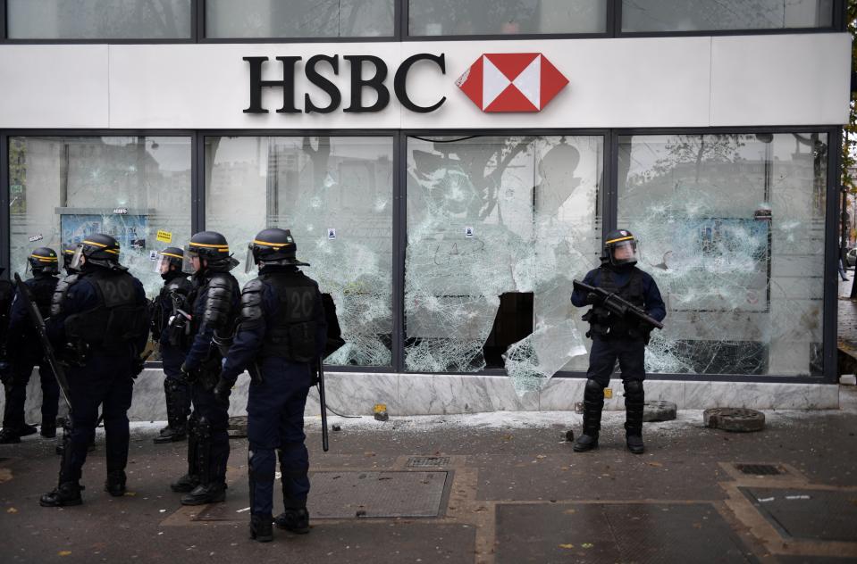 À Paris les premières dégradations comme cette vitrine d'une agence bancaire de la HSBC, ainsi que des abris bus ont fait leur apparition à la fin de la matinée, alors que les compagnies républicaines de sécurité s'affairaient à disperser les manifestants. ©Martin Bureau/ AFP