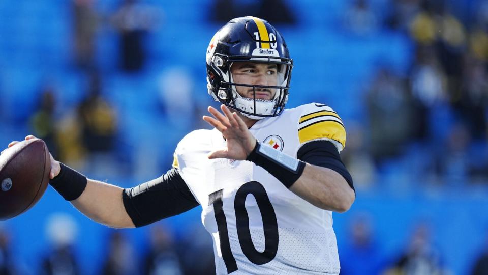 Pittsburgh Steelers quarterback Mitch Trubisky warms up before a game against the Carolina Panthers.