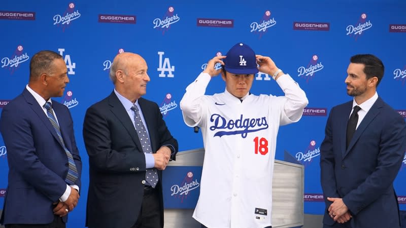 日本投手山本由伸（右2）27日加盟美國職棒洛杉磯道奇隊，開場用英文自我介紹，稱洛杉磯是他的新家。（中央社）
