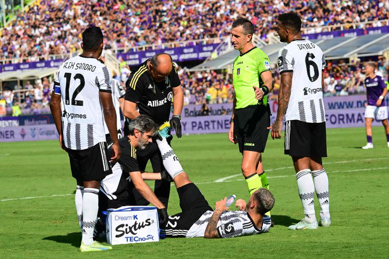 Leandro Paredes, atendido por los médicos, en el choque de Juventus ante Fiorentina 