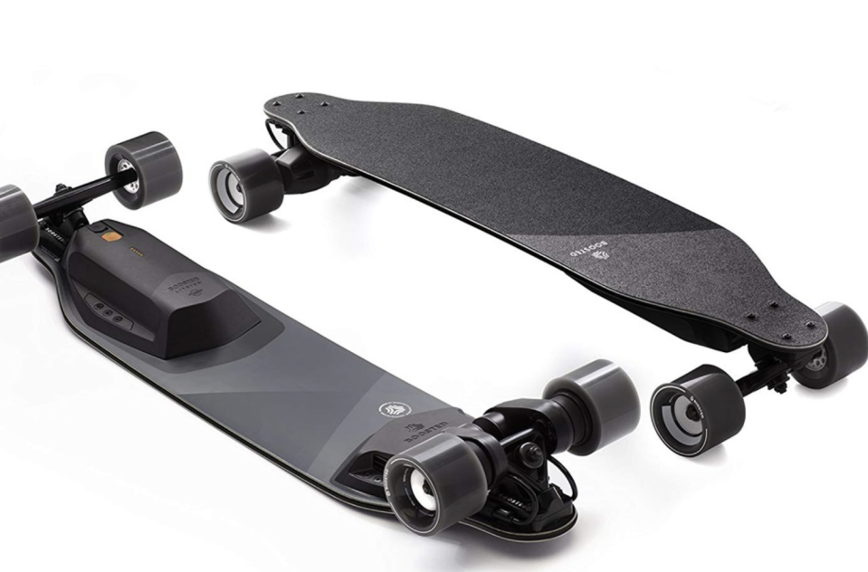 <p>Si chiama Boosted Stealth ed è lo skate elettrico prodotto dall’azienda californiana Boosted Board dotato di connettività bluetooth e di tanta, tantissima tecnologia hi-tech. Realizzato in legno di pioppo e vetroresina, per accenderlo si preme il pulsante arancione che si trova sotto la tavola, si imposta le modalità (automatica o manuale) via telecomando e si parte. Prezzo: 1599 dollari su boostedboards.com </p>