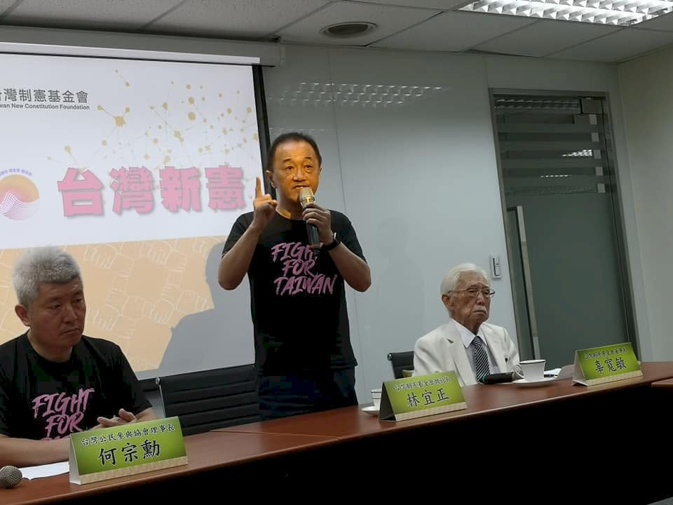 台灣制憲基金會10日舉行記者會表示，除非「台灣新憲法公投法」被宣告違憲，否則行政機關勿基於政治考量予以封殺，他們對中選會的審理有信心。(劉玉秋攝)