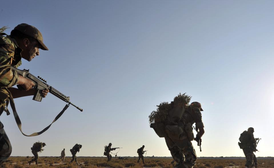 Trainee soldiers from the Libyan army execute combat manoeuvres during their graduation exam in Geminis