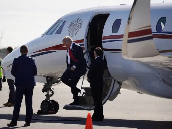 Trump tritt aus seiner Cessna Citation X heraus. - Copyright: John Locher/AP Images