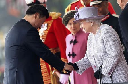 Britain's Queen Elizabeth greets China's President Xi Jinping during a ceremonial welcome at Horse Guards Parade in London, Britain October 20, 2015. The president and his wife, Peng Liyuan, will be guests of Queen Elizabeth during their state visit to Britain. REUTERS/Chris Jackson/pool