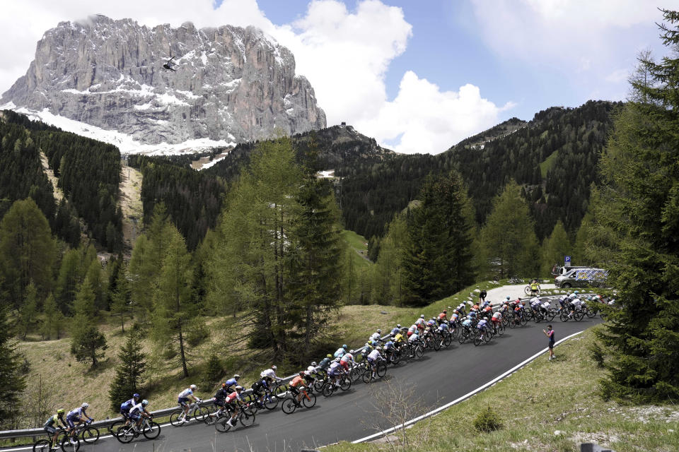 The pack of riders climbs the Sella Pass during the 17th stage of the Giro d'Italia from Selva di Val Gardena to Passo Brocon, Italy, Wednesday, May 22, 2024. (Fabio Ferrari/LaPresse via AP)