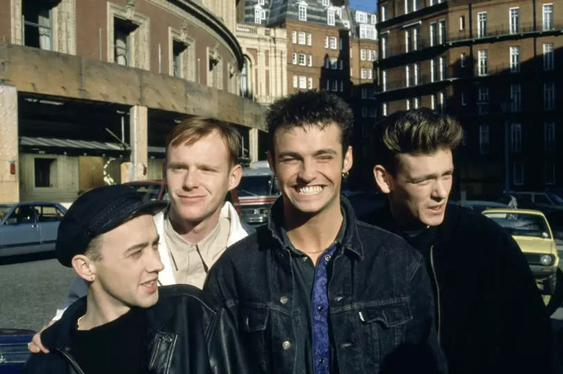 Wet Wet Wet (LR) Neil Mitchell, Tommy Cunningham, Marti Pellow και Graeme Clark ποζάρουν πριν από τα Brit Awards τον Φεβρουάριο του 1988