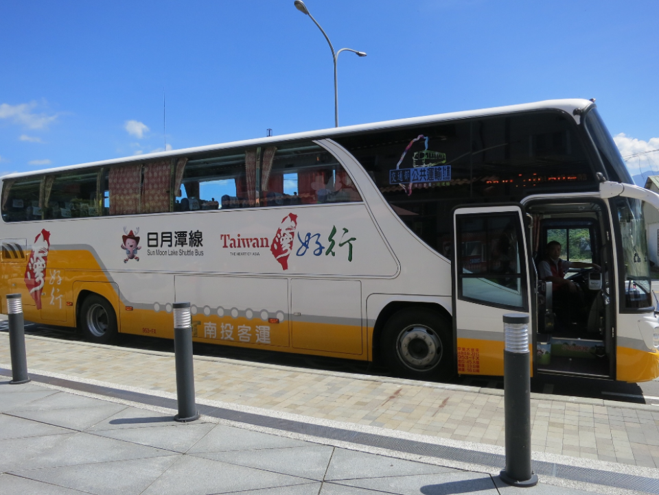 交通部觀光局 推出的「台灣好行 」景點接駁車是輕鬆出遊的好方式，近期推出45條路線、不分平假日使用電子票證享半價優惠（圖／聯合報系資料照片）