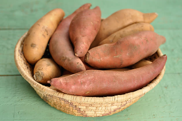 Süßkartoffeln strotzen nur so vor Vitamin A, welches unserem Körper dabei hilft, neues Kollagen zu bilden. Für straffe, feste Haut ohne Falten und Dellen ein absolutes Muss! Außerdem sind die kohlehydratreichen Knollen eine gute Grundlage für ein ausgiebiges Workout, mit dem Sie ihren Body in Form bringen können. (Bild: thinkstock)