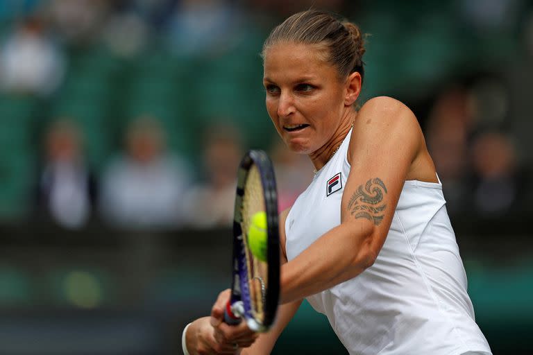 Karolina Pliskova y su revés; la checa superó en tres sets a Aryna Sabalenka y disputará en Wimbledon la segunda final de Grand Slam de su carrera