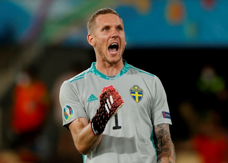 El sueco Robin Olsen celebra después del partido.