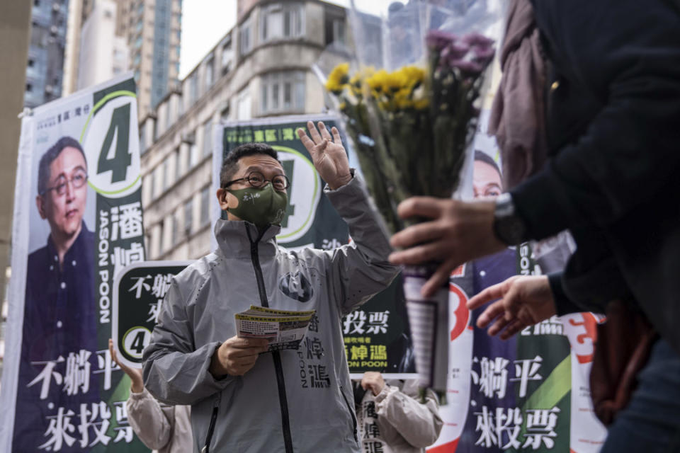 2021年12月19日，港島東立法會獨立候選人潘焯鴻在西灣河港鐵站外拉票。