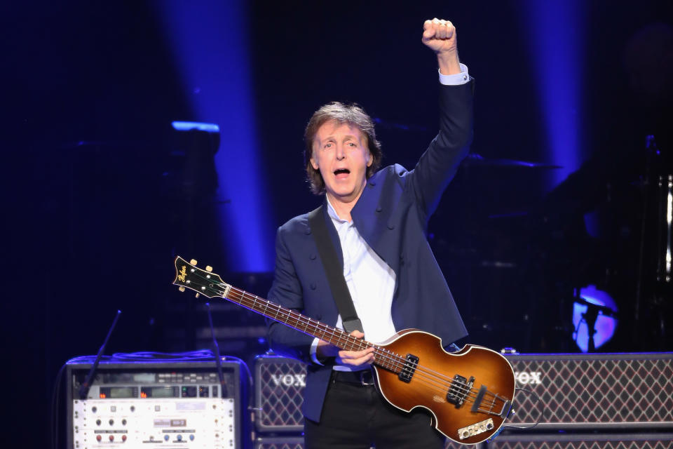 <p>45,6 Millionen Euro: Musiklegende Sir Paul McCartney spielt weiterhin in ausverkauften Hallen, obwohl er mit 74 der älteste Star auf der <em>Forbes</em>-Liste ist. Seine alten Hits von den Beatles über neuere Titel sorgen dafür, dass weiterhin die Kasse klingelt. (Bill McCay/WireImage) </p>