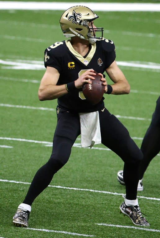 New Orleans Saints quarterback Drew Brees looks to throw a pass against the Tampa Bay Buccaneers in an NFL divisional round playoff game against Tampa Bay