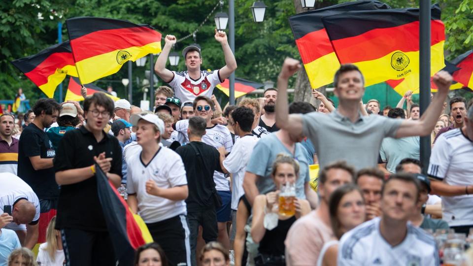 Nicht alle Fußball-Fans hielten sich im Freudentaumel an die Abstandsregeln und sonstige Anti-Corona-Maßnahmen.