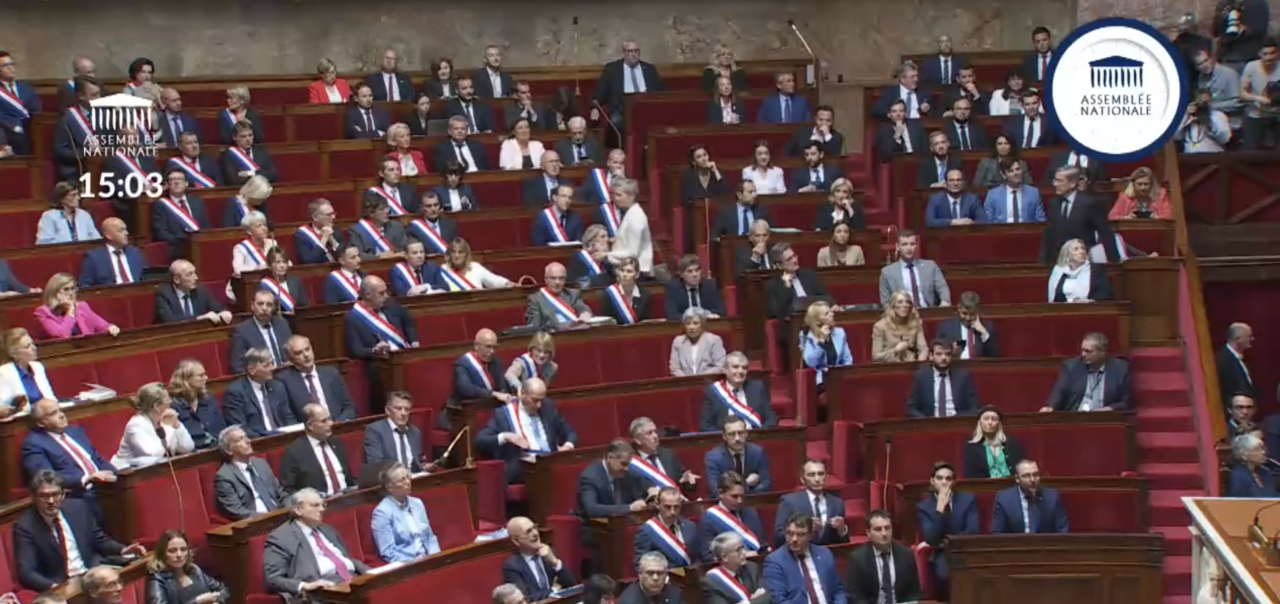 L'écharpe tricolore de sortie chez les députés dont Meyer Habib, en réponse à l'initiative des députés de gauche.