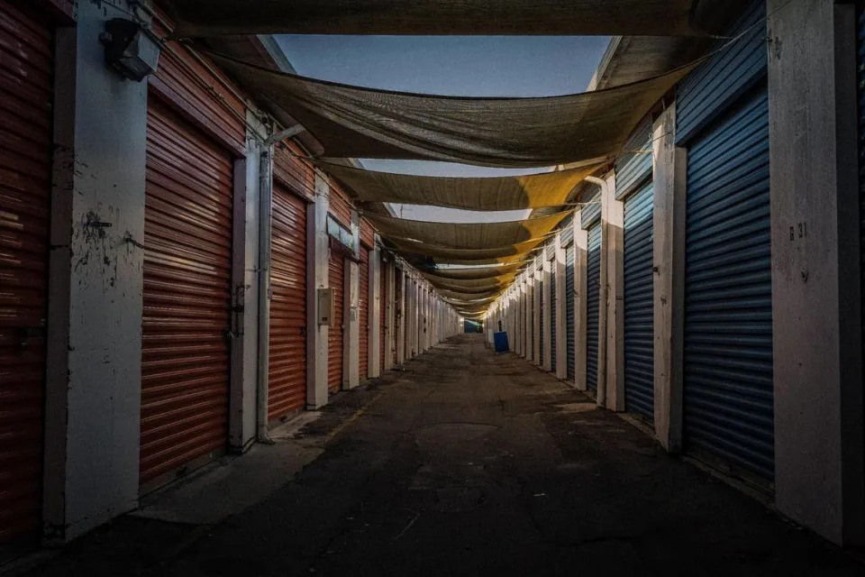 Lugar de encuentro y presentaciones musicales en Redland Market, Homestead. La fotografía es parte de un proyecto “Immigrant Life at Homestead’s Redland Market” del fotógrafo venezolano Carlos “Cali” Muñoz, quien recientemente ganó la beca de Fotografía 2023 del Centro de Fotografía del Museo HistoryMiami para fotógrafos documentales locales emergentes