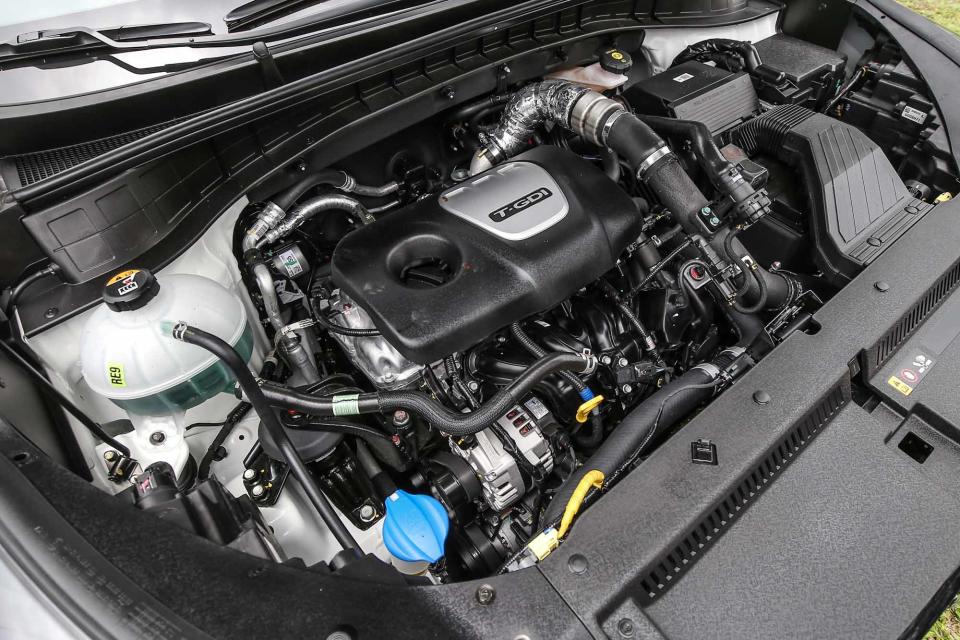 Tucson 汽油車款搭載 1.6 升渦輪增壓汽油引擎，並透過缸內直噴技術的加持，具備 177ps/5500rpm 最大馬力與 27kgm/1500~4500rpm 最大扭力輸出。