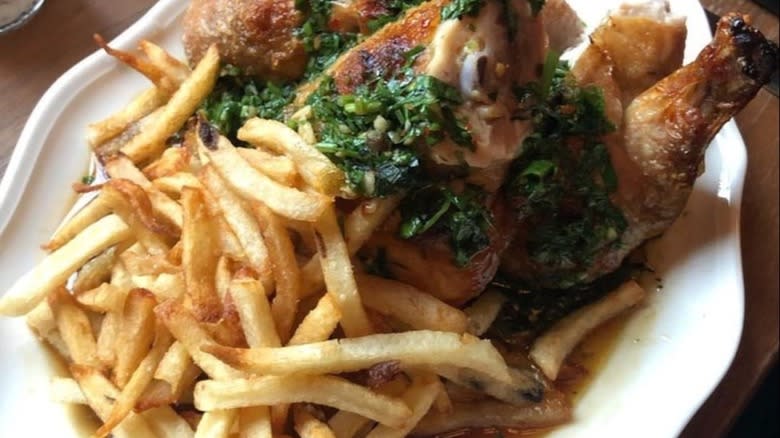 Fries with roasted chicken