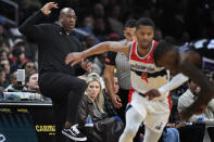 Sacramento Kings coach Mike Brown, left, reacts to play during the second half of the team's NBA basketball game against the Washington Wizards on Thursday, March 21, 2024, in Washington. (AP Photo/John McDonnell)