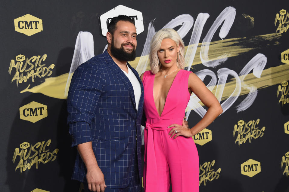 Lana an der Seite ihres Ehemanns Rusev. (Bild: Getty Images)