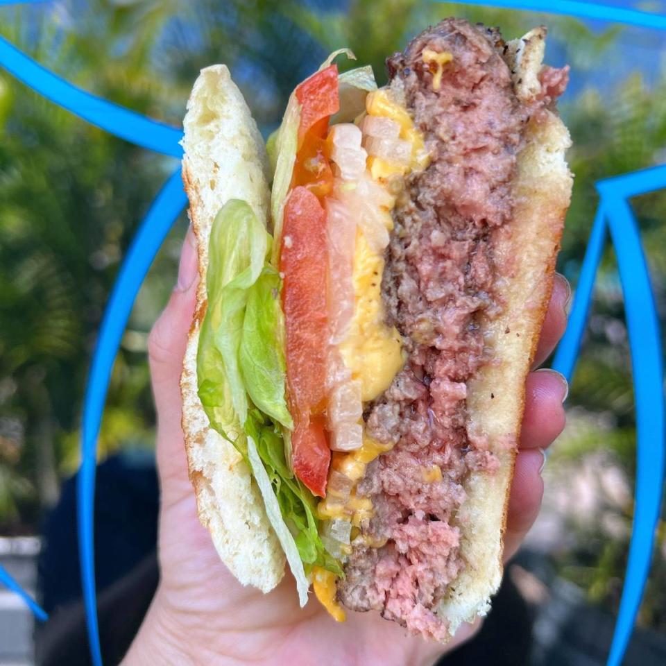 La famosa hamburguesa con queso de Blue Collar se mantendrá en el menú del nuevo restaurante, cuya apertura está prevista para abril.