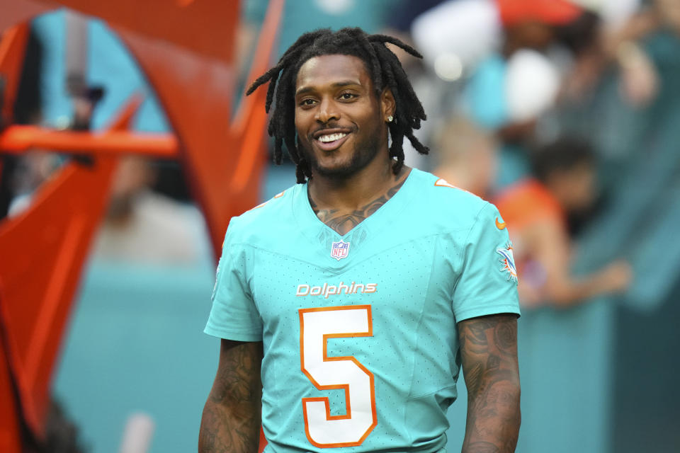 MIAMI GARDENS, FLORIDA - AUGUSTUS 09: Jalen Ramsey #5 van de Miami Dolphins betreedt het veld voor een wedstrijd van het voorseizoen tegen de Atlanta Falcons in het Hard Rock Stadium op 9 augustus 2024 in Miami Gardens, Florida. (Foto door Rich Storry/Getty Images)