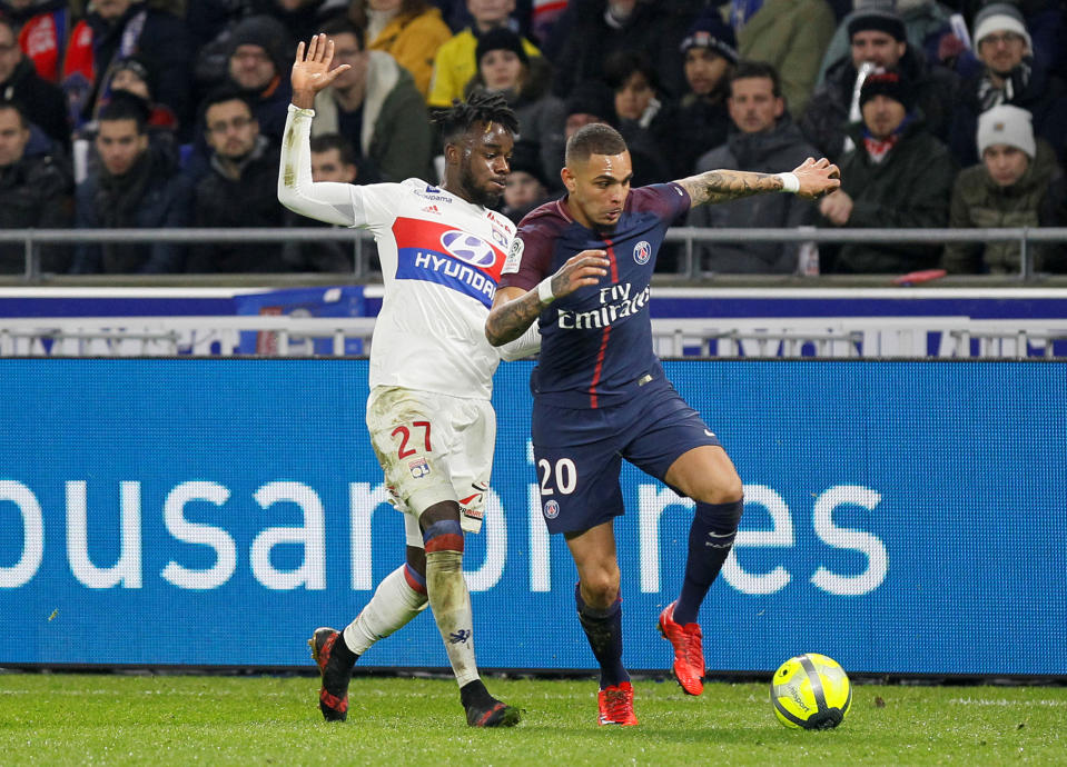 <p>Maxwel Cornet pourrait quitter l’OL avant la fin du mois de janvier. Sous contrat jusqu’en 2021, l’attaquant a été supervisé par Valence et Dortmund lors du match contre le PSG. Les deux clubs s’intéressaient déjà à lui l’été dernier et reviennent donc à la charge. Lyon a toutefois signalé ne pas vouloir se séparer de son joueur. </p>