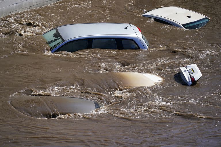 Vehículos sumergidos en las inundaciones ocurridas tras desbordarse el río Schuylkill, el jueves 2 de septiembre de 2021, en el sector Manayunk de Filadelfia.  (AP Foto/Matt Rourke)