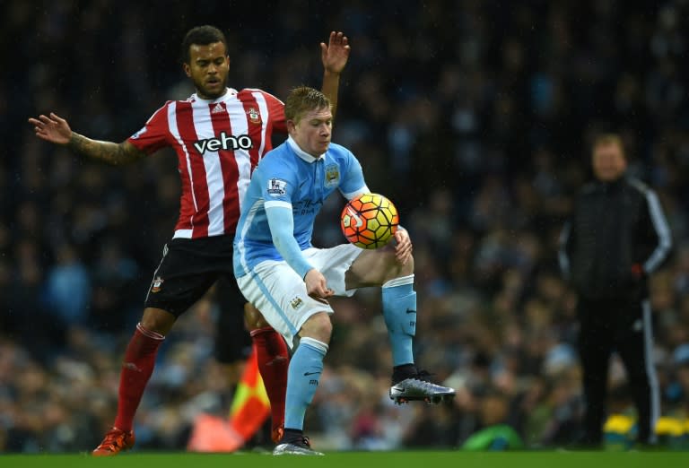 Manchester City's Belgian midfielder Kevin De Bruyne (R) vies with Southampton's English defender Ryan Bertrand during the English Premier League football match in Manchester, England on November 28, 2015