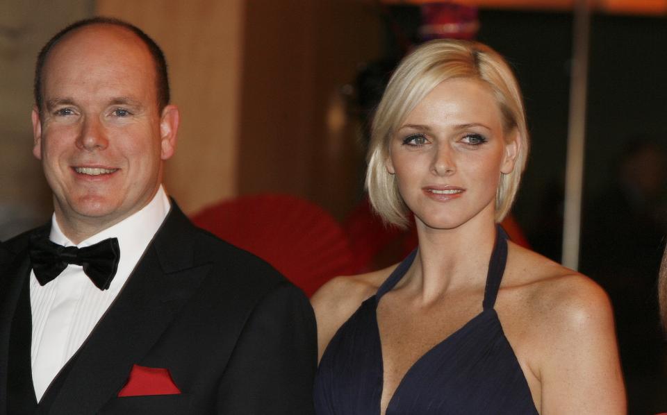 Pendant des années, le prince Albert hésite à franchir le cap du mariage, craignant que sa compagne ne souffre des comparaisons avec sa mère, Grace Kelly. En 2001, <em>L’Express</em> assure que le fils de Rainier III <em>"l’imagine belle, intelligente, avec une forte personnalité et un grand sens de l’humour</em>", à l’image de la regrettée princesse décédée des suites d’un accident de voiture, le 14 septembre 1982. "<em>C'est justement parce que, inévitablement et bêtement, la comparaison sera faite qu'elle aura à faire preuve de beaucoup d'humour afin de ne pas en prendre ombrage</em>", ajoute une source proche à <em>L’Express</em>. Un défi qui n’effraie en rien Charlene Wittstock, dont les responsabilités au sein du Palais princier s’accumulent au fil des années. "<em>Mes premiers temps dans ce nouvel environnement ont été un véritable défi</em>, avoue-t-elle à <em>Paris Match</em> en 2015. <em>Ma famille et mes amis me manquaient, autant que le mode de vie plus simple dans lequel j’avais été élevée. Quelques-uns se sont montrés hostiles à mon égard, rejetant ainsi le choix du souverain. Cela l’a atteint et blessé autant que moi-même. Dans cette épreuve, nous avons tous les deux souffert.</em>" <em>(Photo by Alain BENAINOUS/Gamma-Rapho via Getty Images)</em>