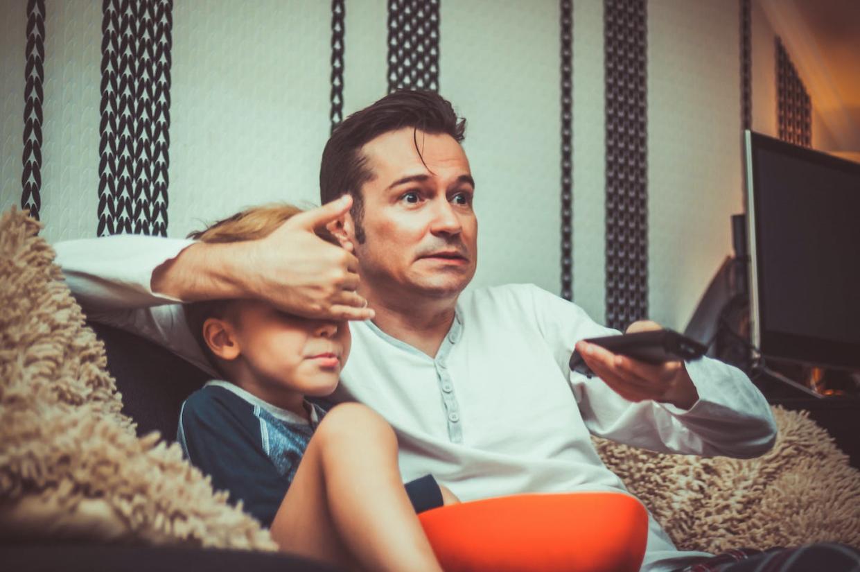 <a href="https://www.shutterstock.com/es/image-photo/shocked-father-covering-sons-eyes-changing-1132143479" rel="nofollow noopener" target="_blank" data-ylk="slk:Shutterstock / LumineImages;elm:context_link;itc:0;sec:content-canvas" class="link ">Shutterstock / LumineImages</a>