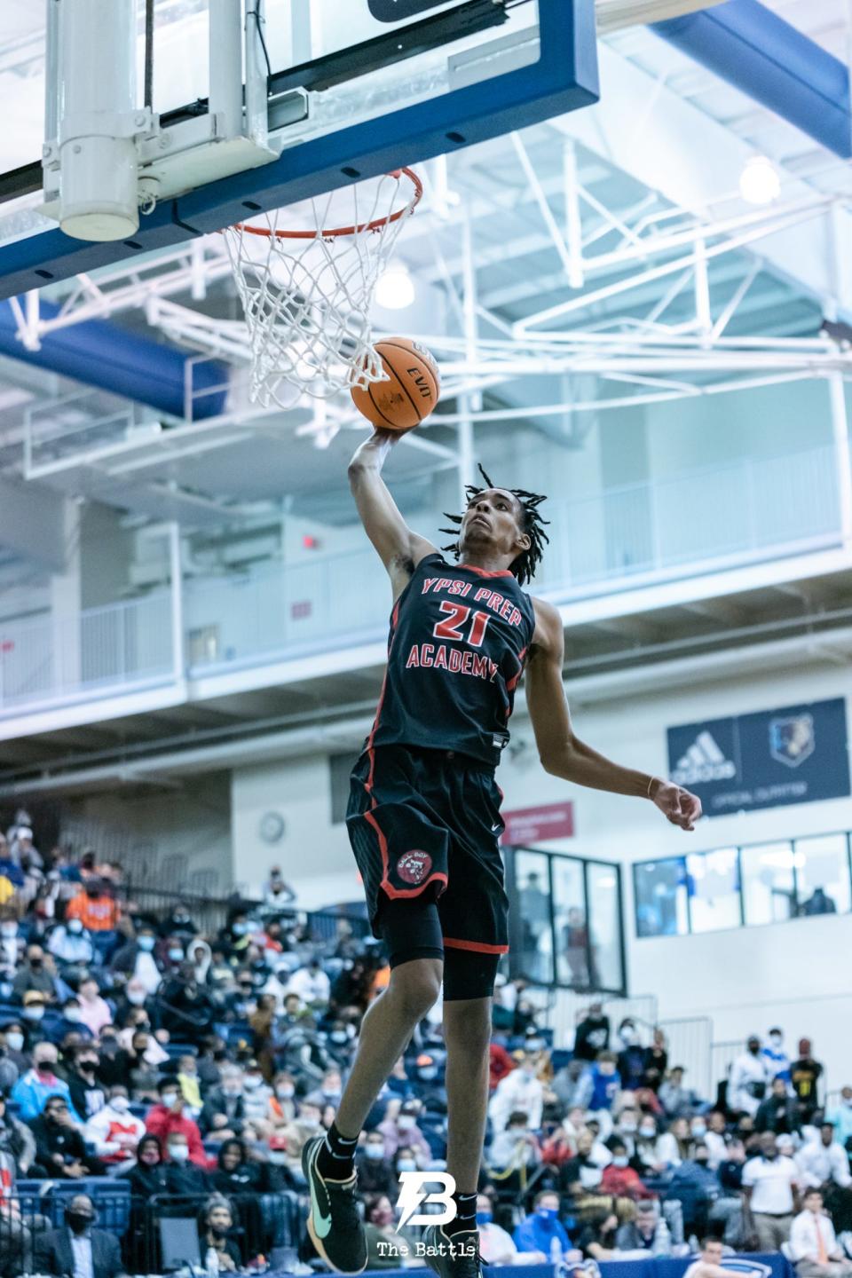 Emoni Bates dunks during a game Feb. 6, 2021.