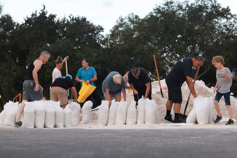 Residentes de Florida se preparan para la llegada de Helene