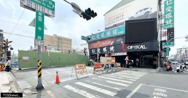 南市青年路平交道因應南鐵地下化施工封閉二個月後即日起開放通行。（記者李嘉祥攝）