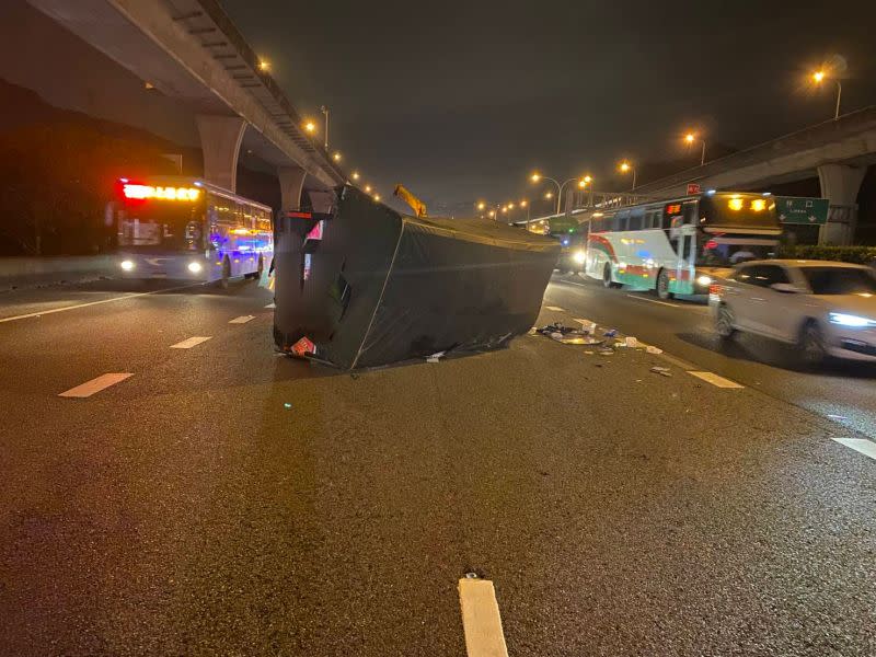 ▲載運瓦斯桶裝小貨車側翻輔助內側車道，占用2車道（圖／翻攝畫面）