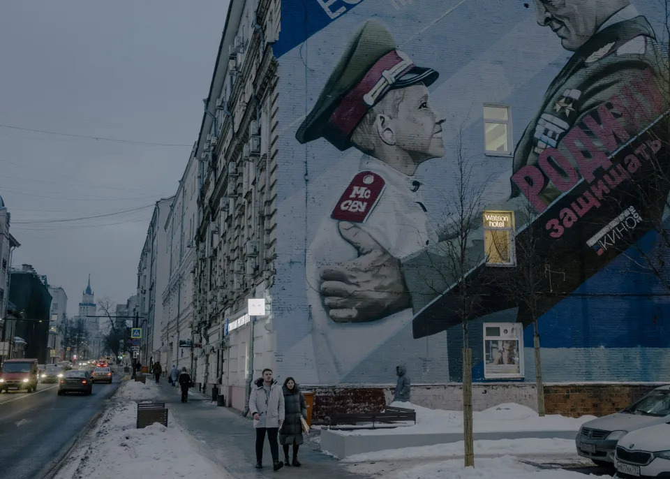Pedestrians walk past a patriotic mural dedicated to victory in World War II, in Moscow, Feb. 17, 2023. (Nanna Heitmann/The New York Times)