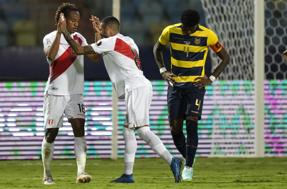 Andre Carrillo (izquierda), de la selección de Perú, festeja luego de conseguir el gol del empate ante Ecuador en el encuentro de la Copa América realizado el miércoles 23 de junio de 2021 en Goianía, Brasil (AP Foto/Ricardo Mazalan)