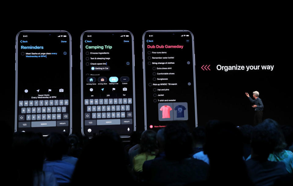 Come già ampiamente preannunciato, con iOS 13 si apre alla modalità notturna alias dark mode. A differenza di quanto visto finora con la possibilità soltanto di invertire i colori, qui si tratta di una funzione nativa che può essere attivata direttamente dal centro di controllo. Sarà più confortevole la visuale quando la luce naturale è scarsa e si ottimizzeranno i consumi sugli schermi oled dove i pixel si possono spegnere per produrre il nero. (Getty Images)