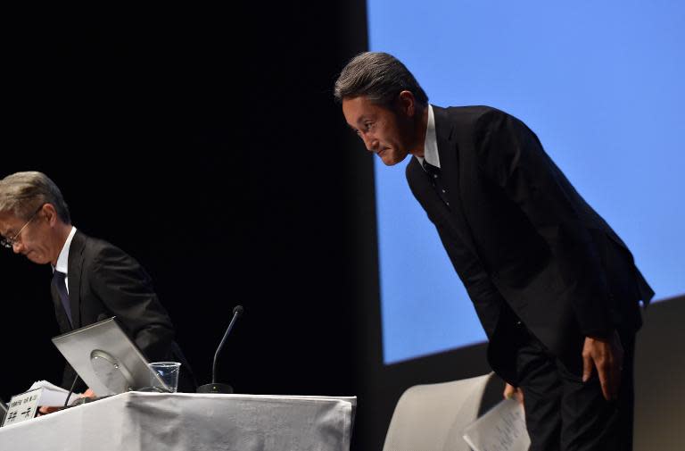 Japan's electronics giant Sony president Kazuo Hirai (R) and CFO Kenichiro Yoshida bow their heads as they announce the company will slash the company's staff count by 15%, at a press conference in Tokyo, on September 17, 2014